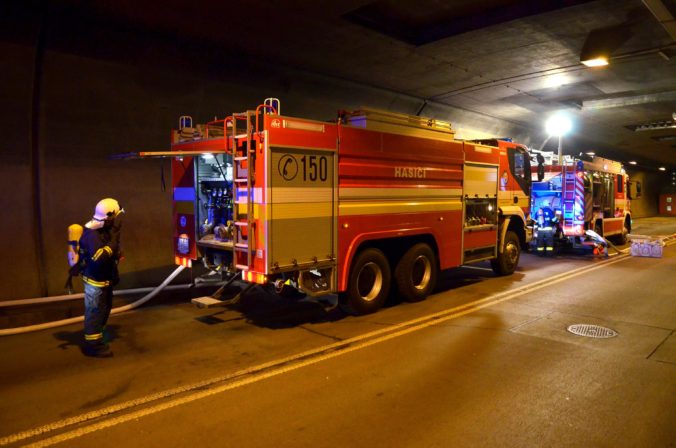 V tuneli Branisko horel autobus, museli evakuovať takmer 100 ľudí