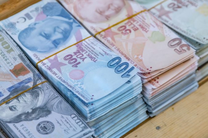 Dolár posilnil voči euru, turecká líra zaznamenala rekordné minimum