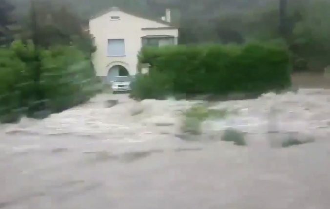 Video: Prívalové dažde spôsobili vo Francúzsku veľké záplavy, vyžiadali si evakuáciu ľudí