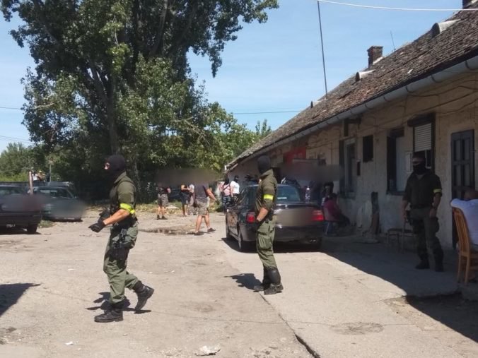 Foto: Desiatky policajtov zasahujú v Seredi, pri domových prehliadkach hľadajú drogy