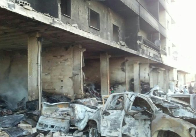 Foto: Na severe Sýrie sa po výbuchu zrútila budova, desiatky sú mŕtvi a zranení
