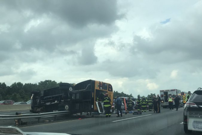 Foto: V New Jersey sa prevrátil autobus s rodinami s deťmi, vyše 30 ľudí utrpelo zranenia
