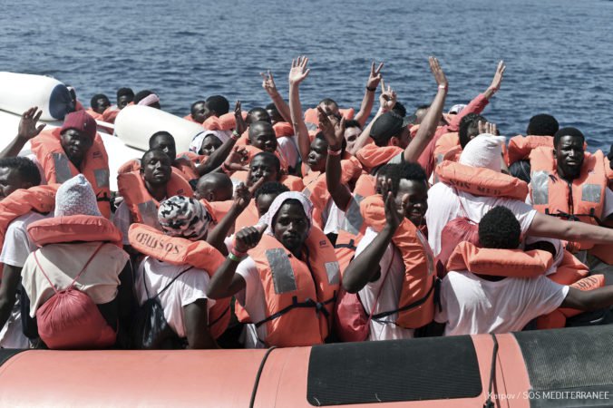 Maltská vojenská loď zachránila na mori niekoľko migrantov