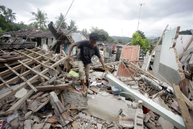 Ničivé zemetrasenie na ostrove Lombok si vyžiadalo už 430 obetí, škody presiahli 300 miliónov eur