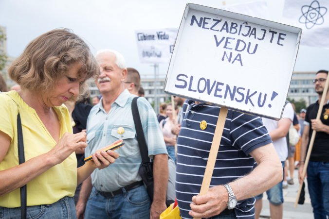 Foto: Šajgalík na proteste žiadal o pomoc vládu SR, Slovenská akadémia vied sa obáva o svoju budúcnosť