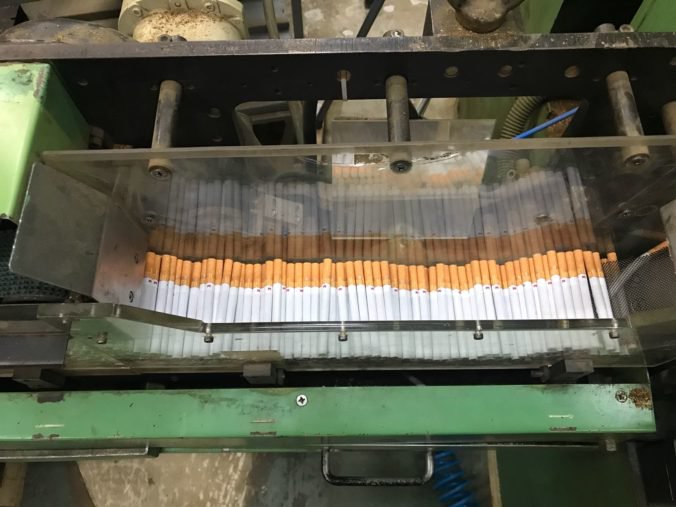 Foto: V Ružomberku objavili nelegálnu výrobňu cigariet, únik na daniach bol vyše tri milióny eur