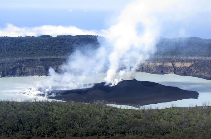 Pre hroziaci výbuch sopky v Tichom oceáne evakuovali celý ostrov štátu Vanuatu