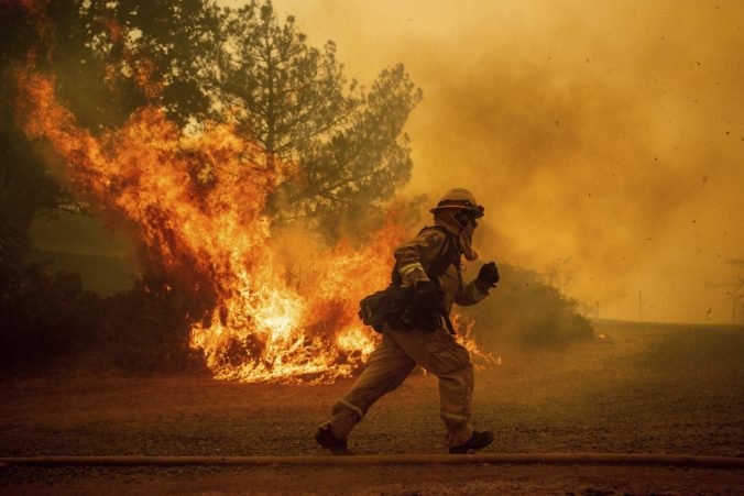 Smrť hasiča si vyžiadal najväčší požiar v histórii Kalifornie známy ako Mendocino Complex