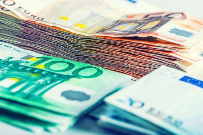 Spoločná európska mena oslabila, dolár posilnil voči jenu a turecká líra klesla na svoje minimum