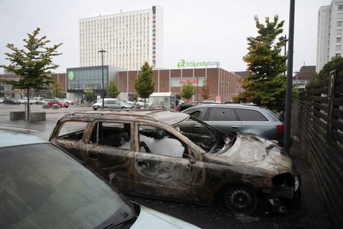 Vo Švédsku v noci podpálili desiatky áut, incidenty veľmi nahnevali aj premiéra