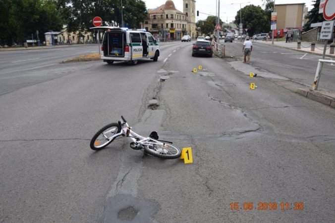 Foto: 86-ročný vodič zrazil na priechode v Michalovciach šesťročné dievča, po prevoze zomrelo