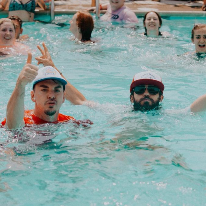 Jared Leto z Thirty Seconds To Mars skončil v bazéne so svojimi fanúšikmi