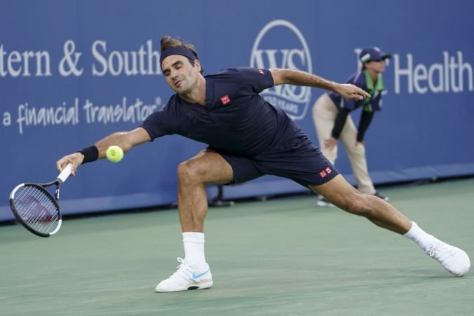 Roger Federer oslávil návrat do Cincinnati a 37. narodeniny víťazne, úspešný bol aj Tsitsipas