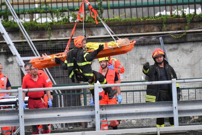 Video: Pri zrútení mosta v Janove zahynuli desiatky ľudí, český vodič prežil hrôzu so zraneniami