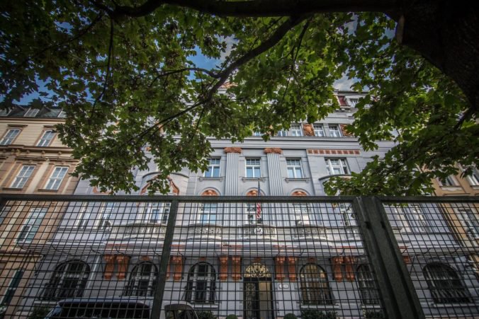 Ambasáda USA nechce odstrániť plot na Hviezdoslavovom námestí, voči rozhodnutiu mesta sa odvolala