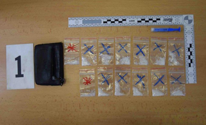 Dvaja muži čelia obvineniu z drogovej činnosti, polícia našla v Prešove najmä metamfetamín