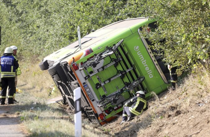 Foto: Autobus neďaleko Rostova zišiel do priekopy, šesť ľudí utrpelo vážne zranenia