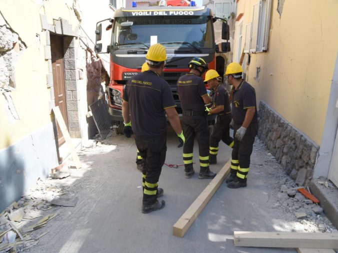 Juhom Talianska otriasla séria zemetrasení, chlapec v panike vyskočil z balkóna