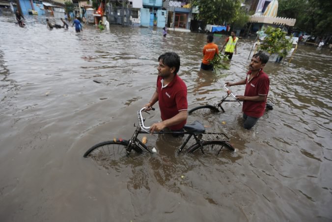 Povodne na juhu Indie majú už vyše 160 obetí, monzúnové dažde spôsobili pády mostov i zosuvy pôdy