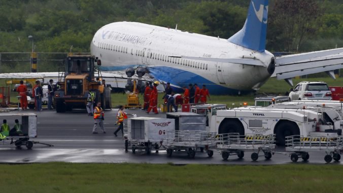 Video: Lietadlo Boeing prišlo pri pristávaní o motor a koleso, na palube bolo vyše 150 cestujúcich