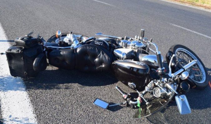 Motocyklista zomrel po zrážke s autom, obvinený je 54-ročný muž