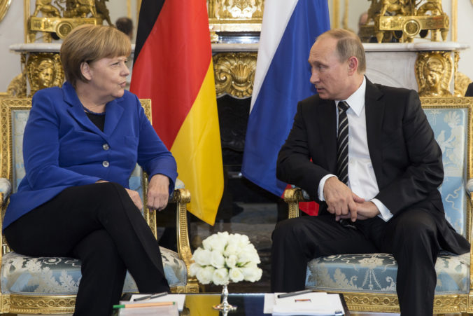 Na Annana spomínajú v superlatívoch Merkelová, Obama aj Putin