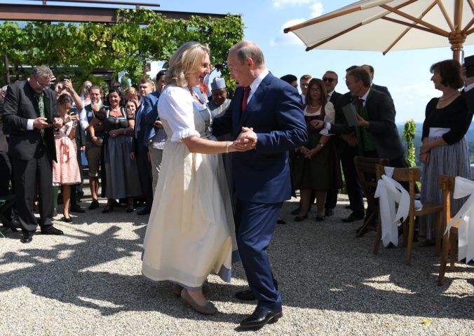 Prezident Putin tancoval s rakúskou ministerkou, jeho návšteva vyvolala množstvo kontroverzií