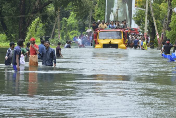 Foto: India posiela do povodňami sužovaného štátu Kérala vlaky s pitnou vodou