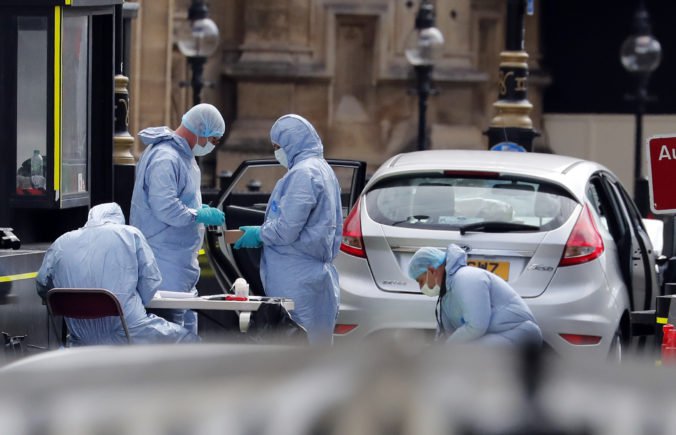 Foto: Muža, ktorý útočil pred parlamentom v Londýne, obvinili z pokusu o vraždu