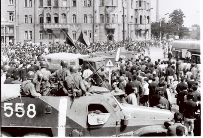 Komunistická strana si po vpáde vojsk Varšavskej zmluvy upevňovala moc aj v armáde