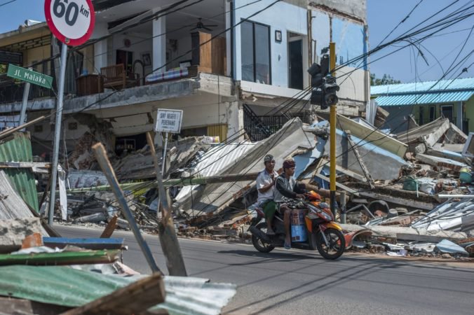Silné zemetrasenie na Lomboku si vyžiadalo mŕtvych, zrútené budovy a zosuvy pôdy
