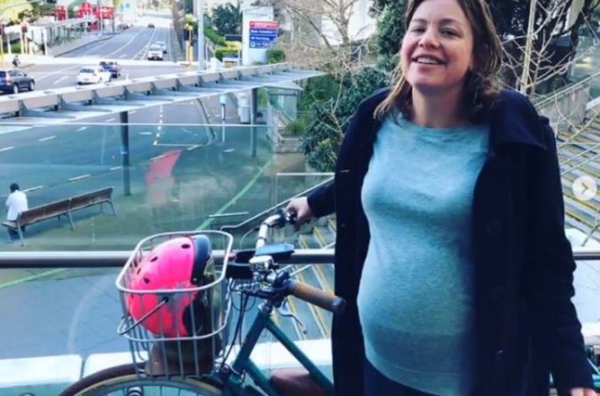 Tehotná ministerka z Nového Zélandu prišla do pôrodnice na bicykli, auto vraj nemalo dosť miesta