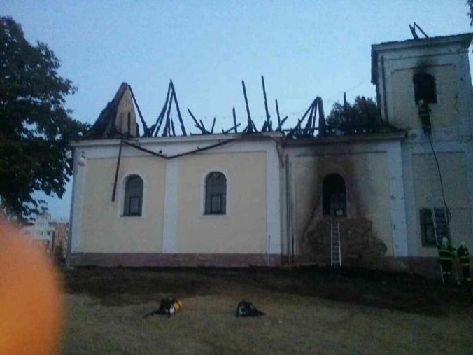Foto: Oheň zničil strechu Kostola sv. Heleny v Považskej Bystrici, zasahovali desiatky hasičov