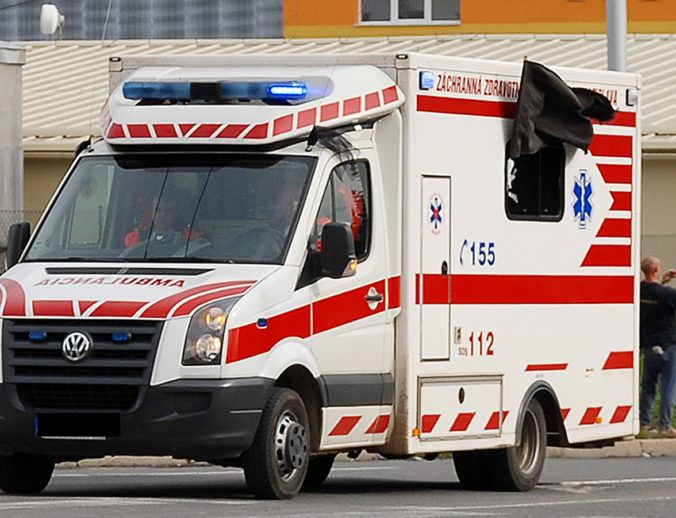 Mladý vodič nedal v Čeľadiciach prednosť autu na hlavnej ceste, pri prevoze do nemocnice zomrel