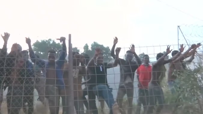 Video: Vyše sto migrantov z Maroka preliezlo plot do Španielska, niekoľkí policajti sú zranení