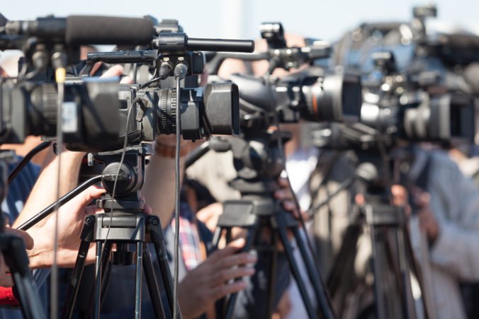 „Sloboda tlače je už zrušená,“ povedal nemecký policajt, keď chceli novinári natáčať zhromaždenie