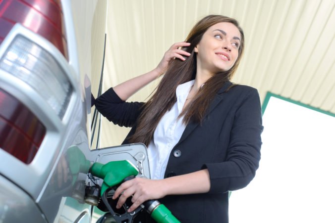 Slovenskí motoristi tankovali na čerpacích staniciach mierne lacnejší benzín aj naftu