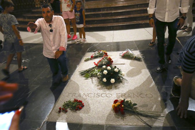 Španielska vláda chce nechať vykopať pozostatky diktátora Francisca Franca
