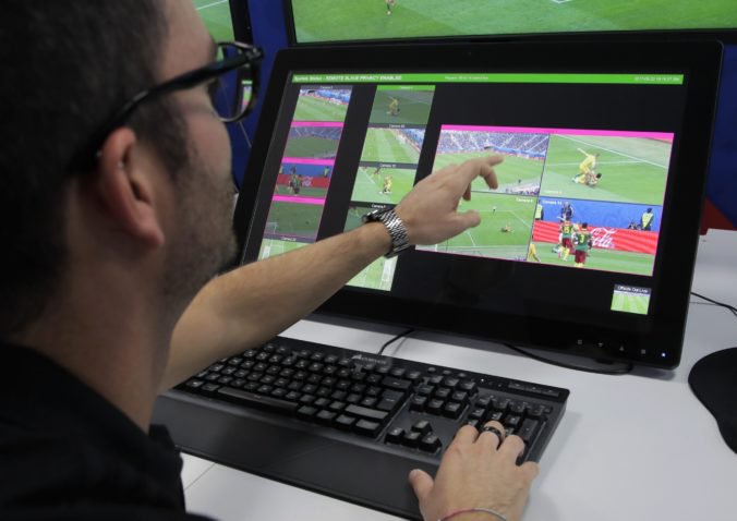UEFA vidí viacero nejasností pri zavedení videorozhodcu v Lige majstrov a skúma výsledky systému