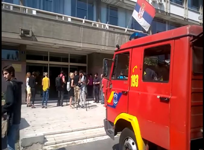 Video: Únik plynu v národnej knižnici v Belehrade neprežili dvaja ľudia, okolie uzavreli