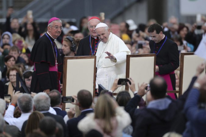 Pápež František sa stretol s obeťami sexuálneho násilia, vítali ho státisíce ľudí
