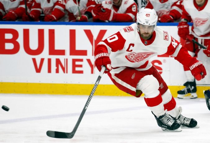 Kapitána Detroitu Zetterberga trápia problémy s chrbtom, zrejme vynechá celú sezónu v NHL