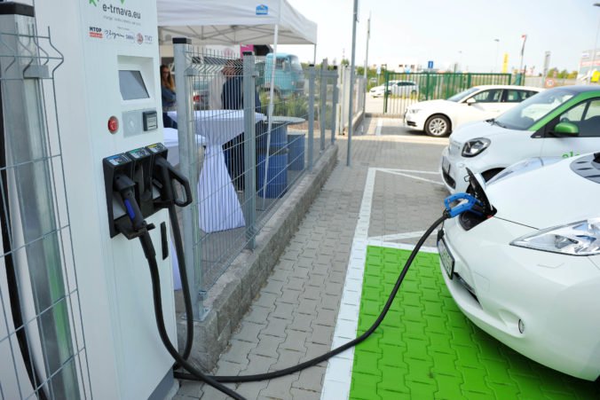 Ministerstvo hospodárstva plánuje podporiť rozvoj elektromobility, vybuduje nabíjacie stanice