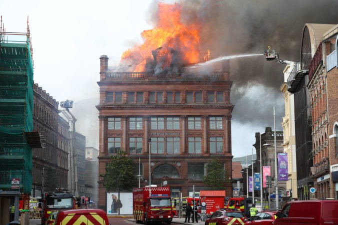 V Belfaste horela historická budova z osemnásteho storočia, sídli v ňom Primark