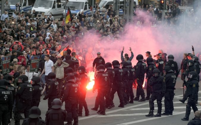 Video: V meste Chemnitz došlo k stretu neonacistov s ľavičiarmi, dôvodom je smrť Nemca a migranti