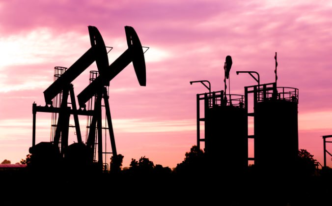 Ľahká americká ropa klesla o pol percenta, zlacnela aj ropa Brent