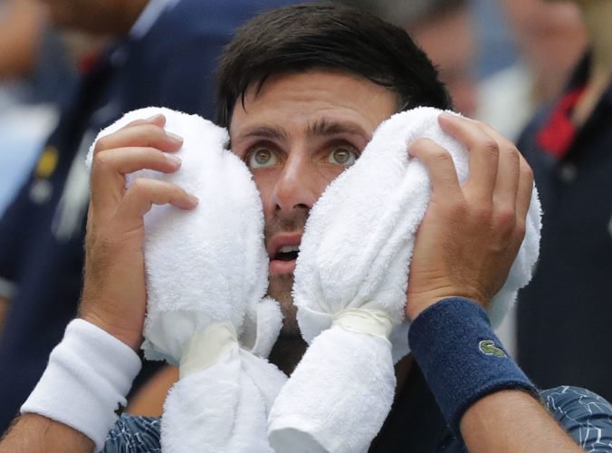 Tenistov na US Open trápia horúčavy, odstúpilo päť tenistov a trápil sa aj Djokovič