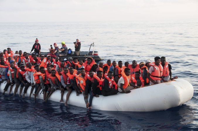 V Stredozemnom mori zachránili stovky migrantov, ktorí smerovali do Európy