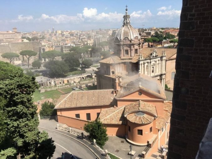 Foto: Na kostole v centre Ríma sa prepadla časť drevenej strechy, v čase pádu bol zavretý
