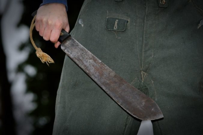Košičanovi hrozí za útok mačetou doživotie, svojej matke spôsobil sečné rany na rôznych miestach